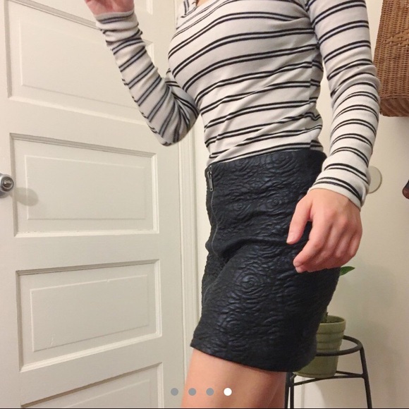 Black faux leather mini skirt with floral design - Picture 4 of 4